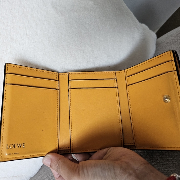 Pre-loved Loewe Tri-fold wallet - Picture 8 of 11